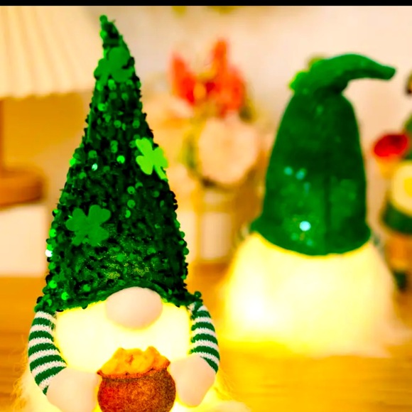 New St. Patrick’s Day light up gnome, holding a pot of gold - Picture 1 of 4